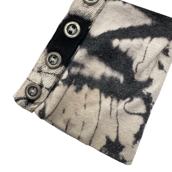 Hard Rock Cafe Black and White Graphic Long Sleeve Tee - Picture 9 of 9